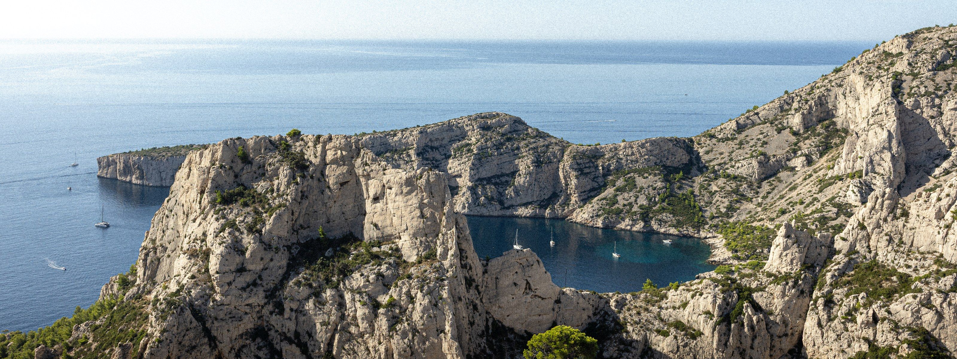 Les falaises des Calanques plongent dans la mer.