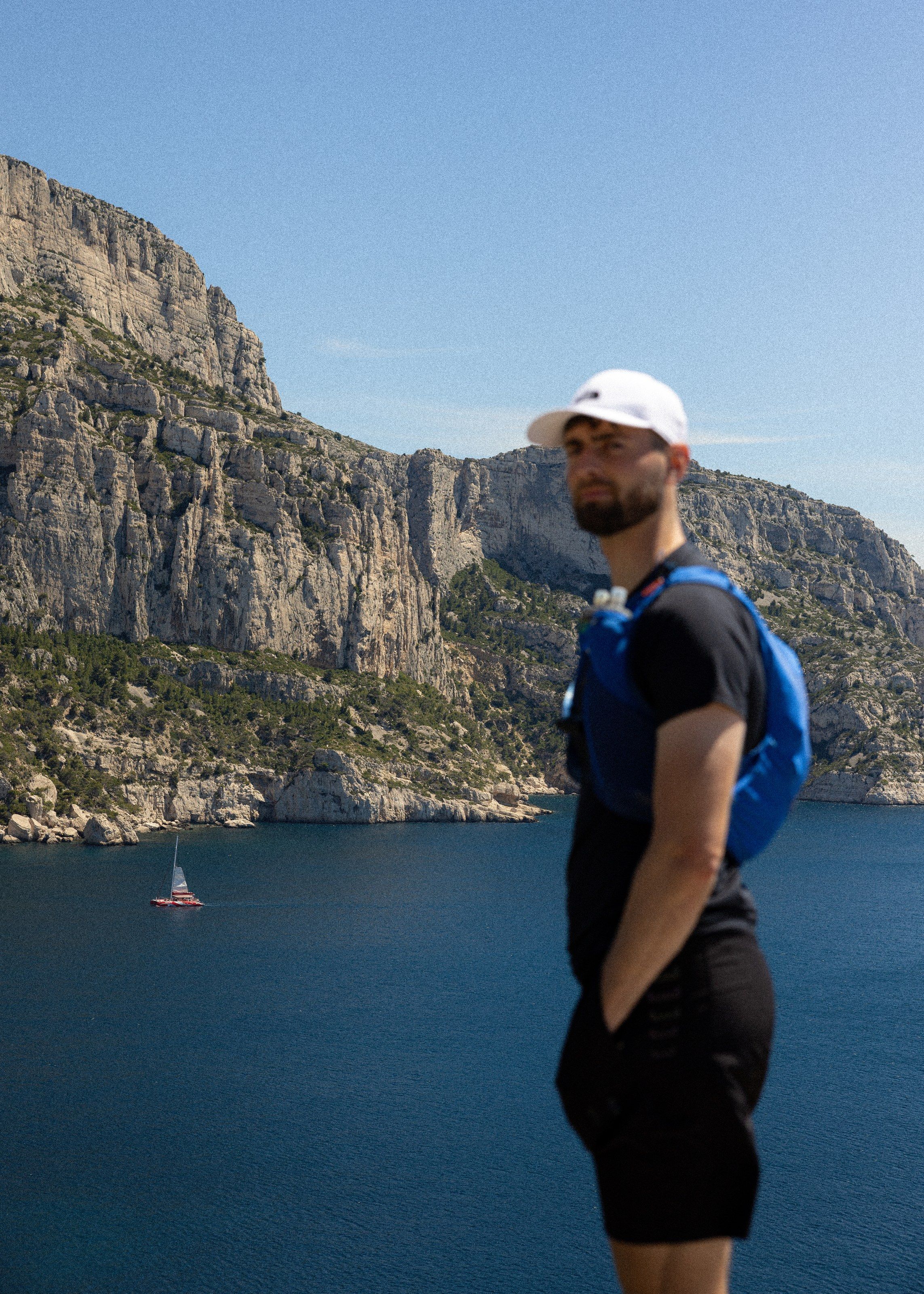 Un randonneur face aux falaises des Calanques.