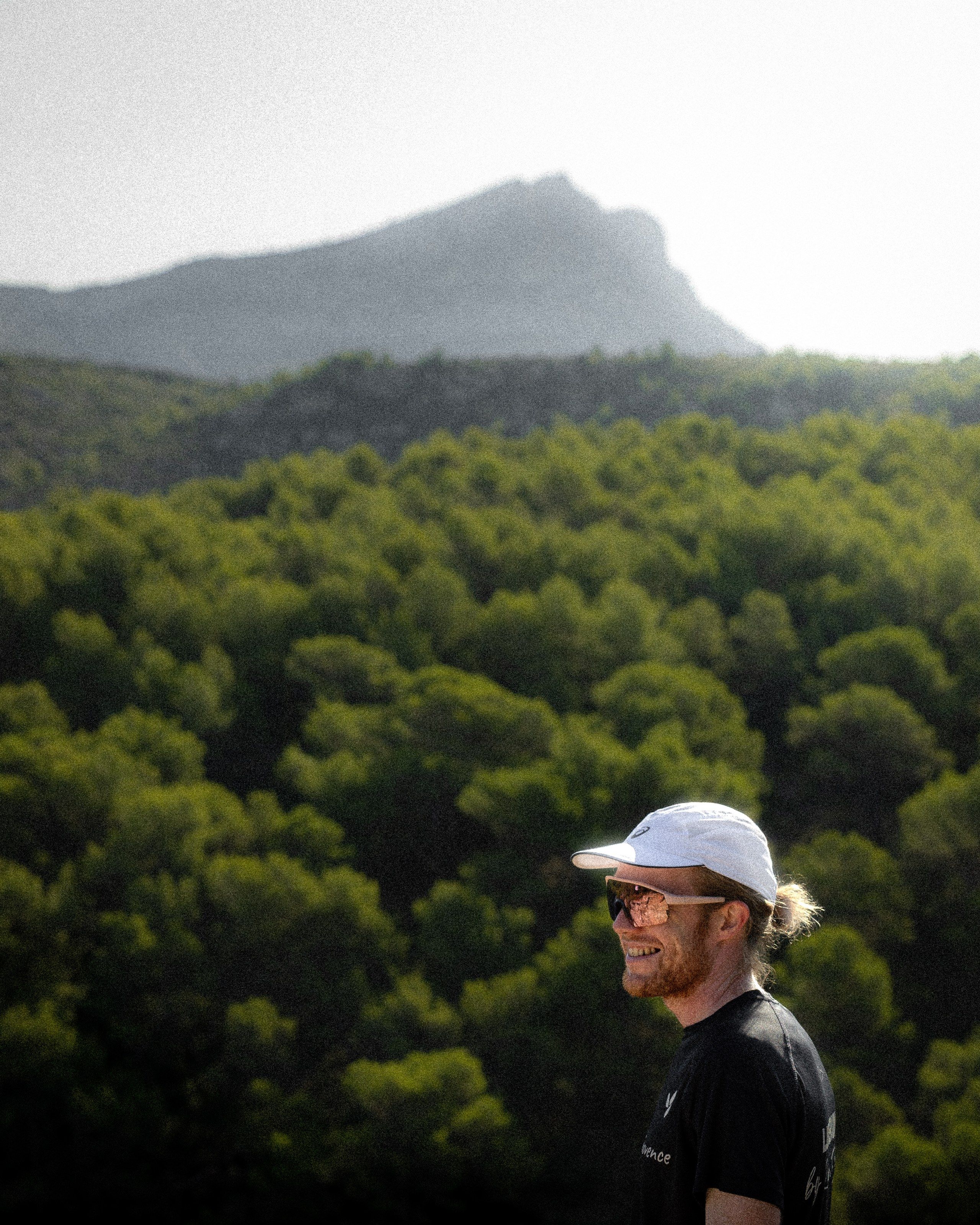 Un coureur en casquette blanche devant la Sainte-Victoire.