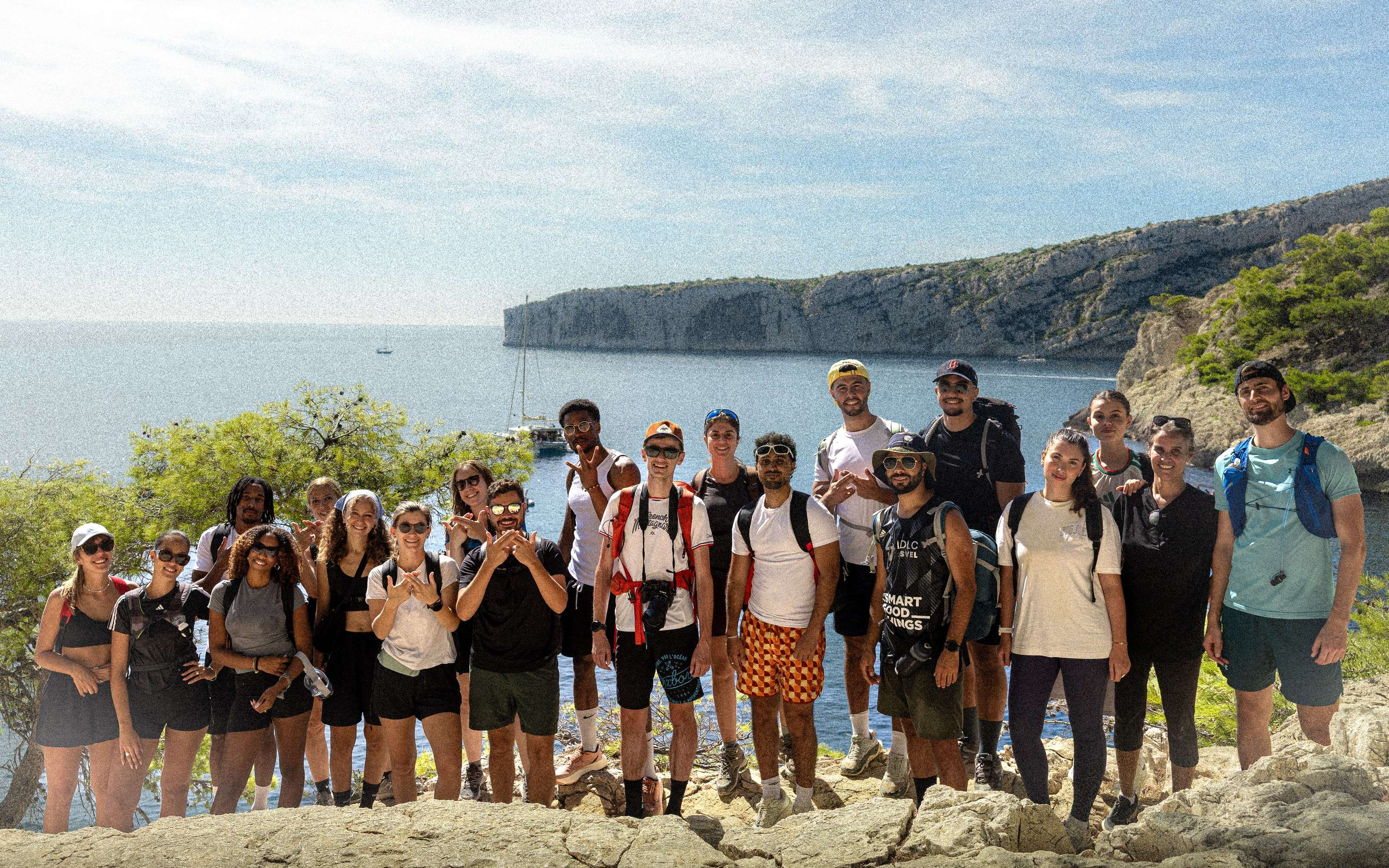 Le groupe pose au-dessus des Calanques.