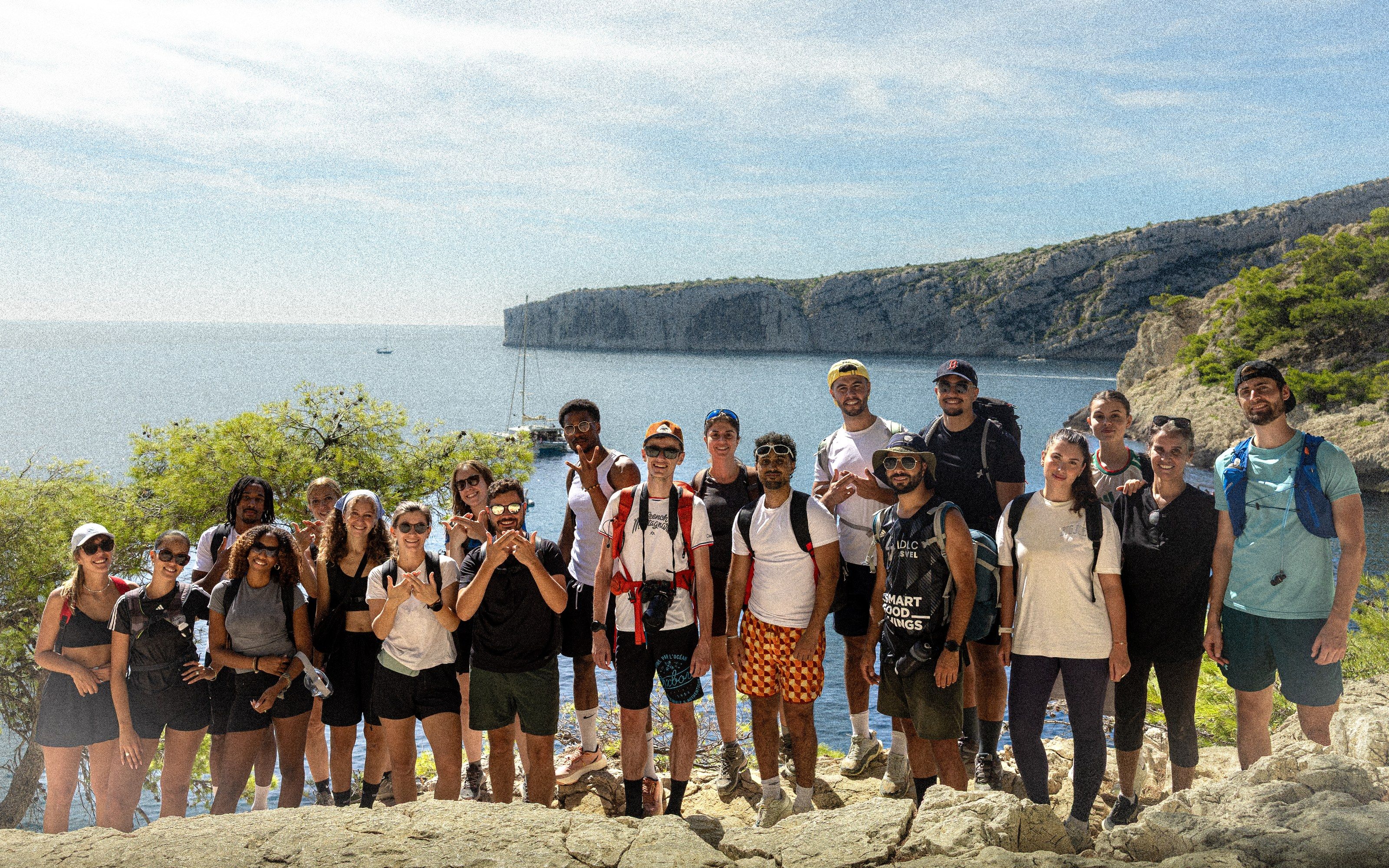Le groupe pose au-dessus des Calanques.