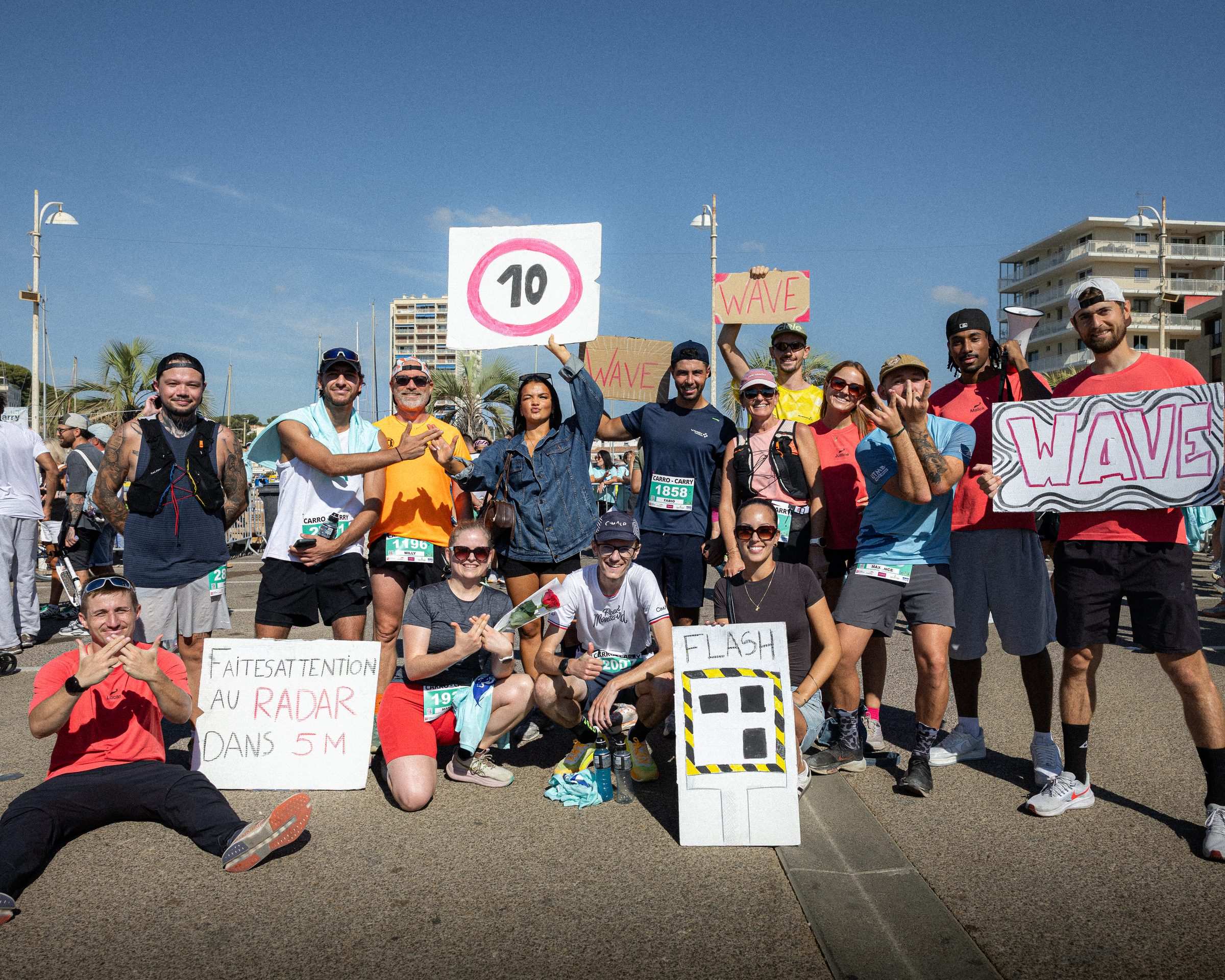 Le groupe WAVE et ses pancartes au bord d’une course.