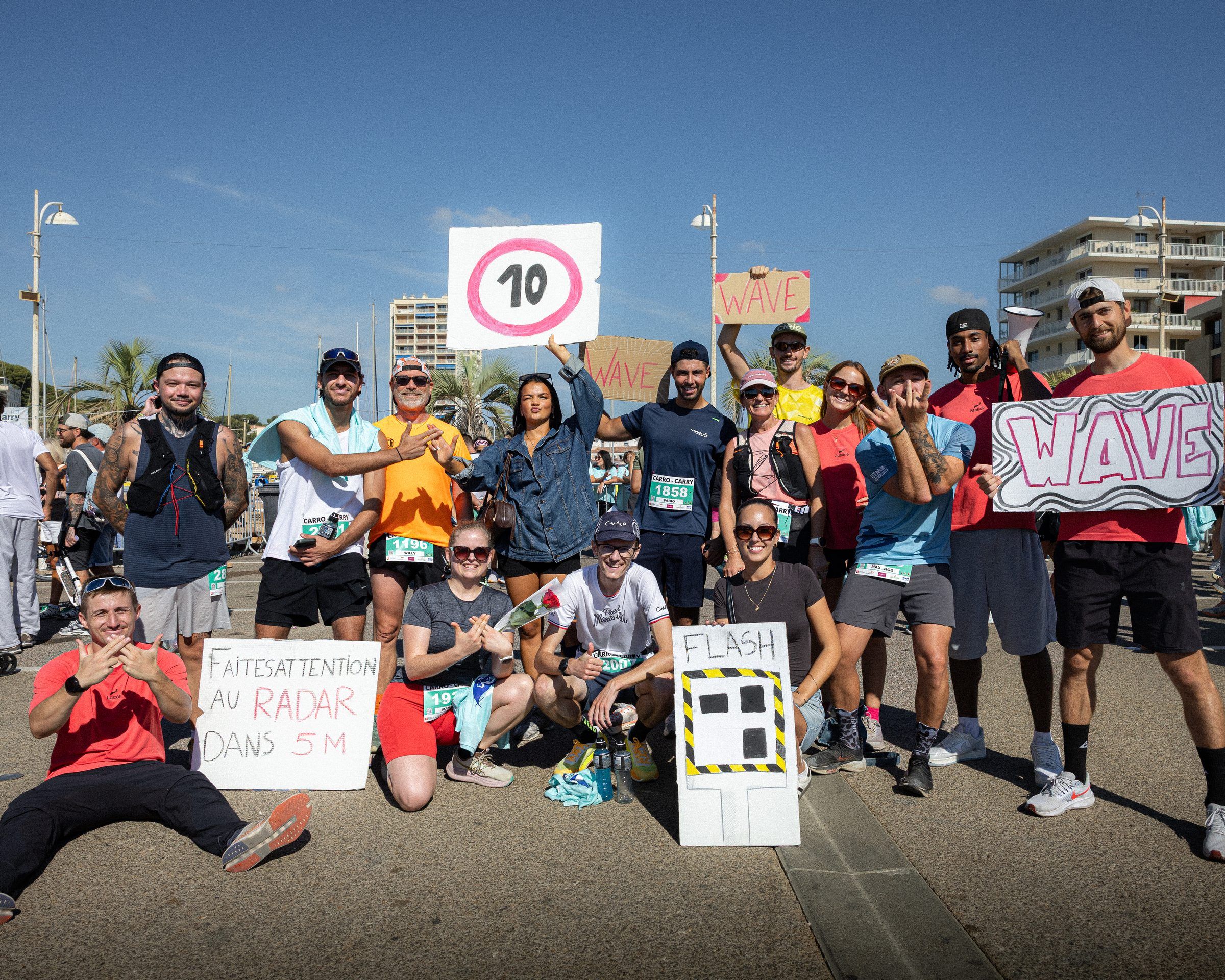 Le groupe WAVE et ses pancartes au bord d’une course.
