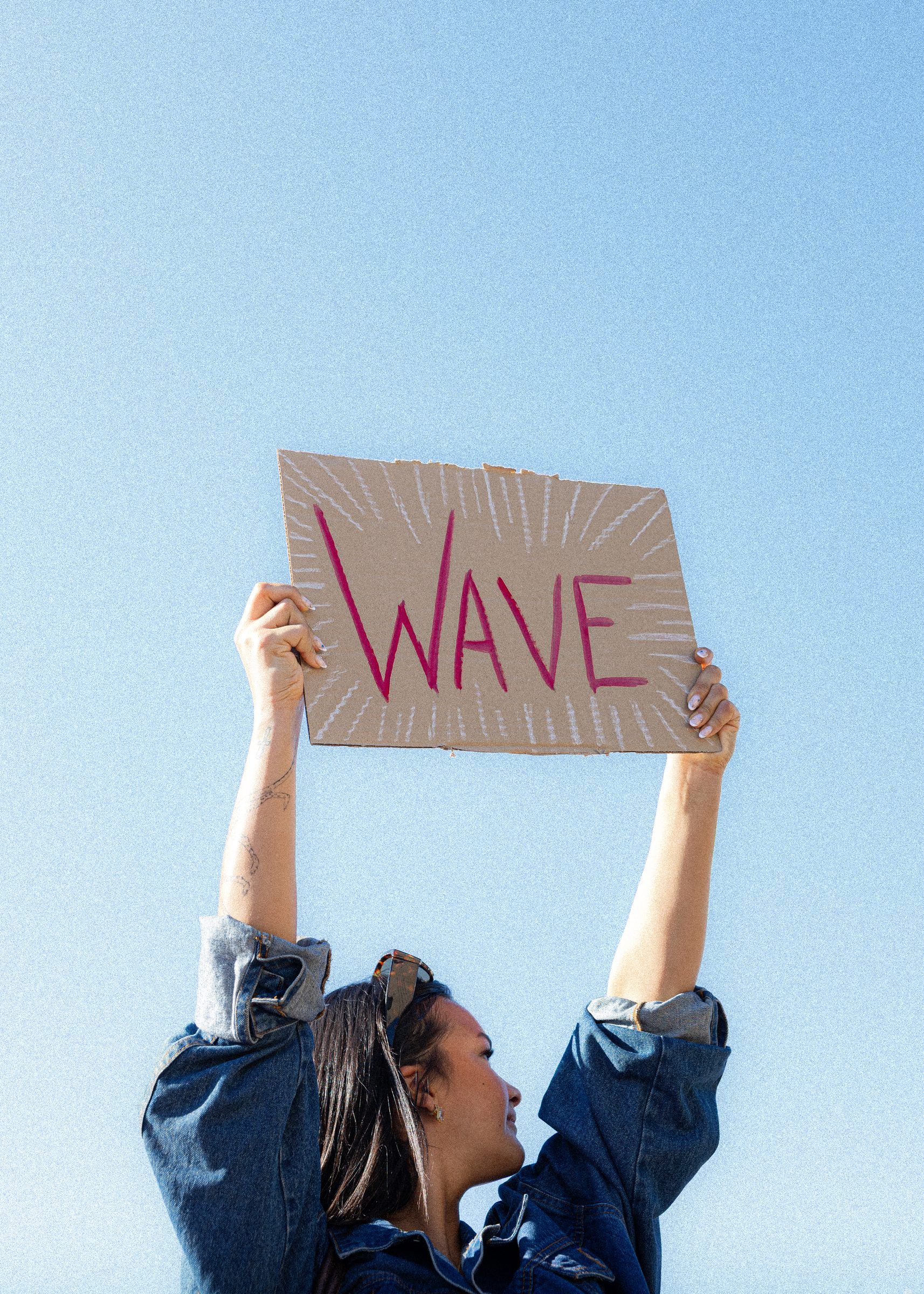 Une supportrice brandit une pancarte WAVE en carton.