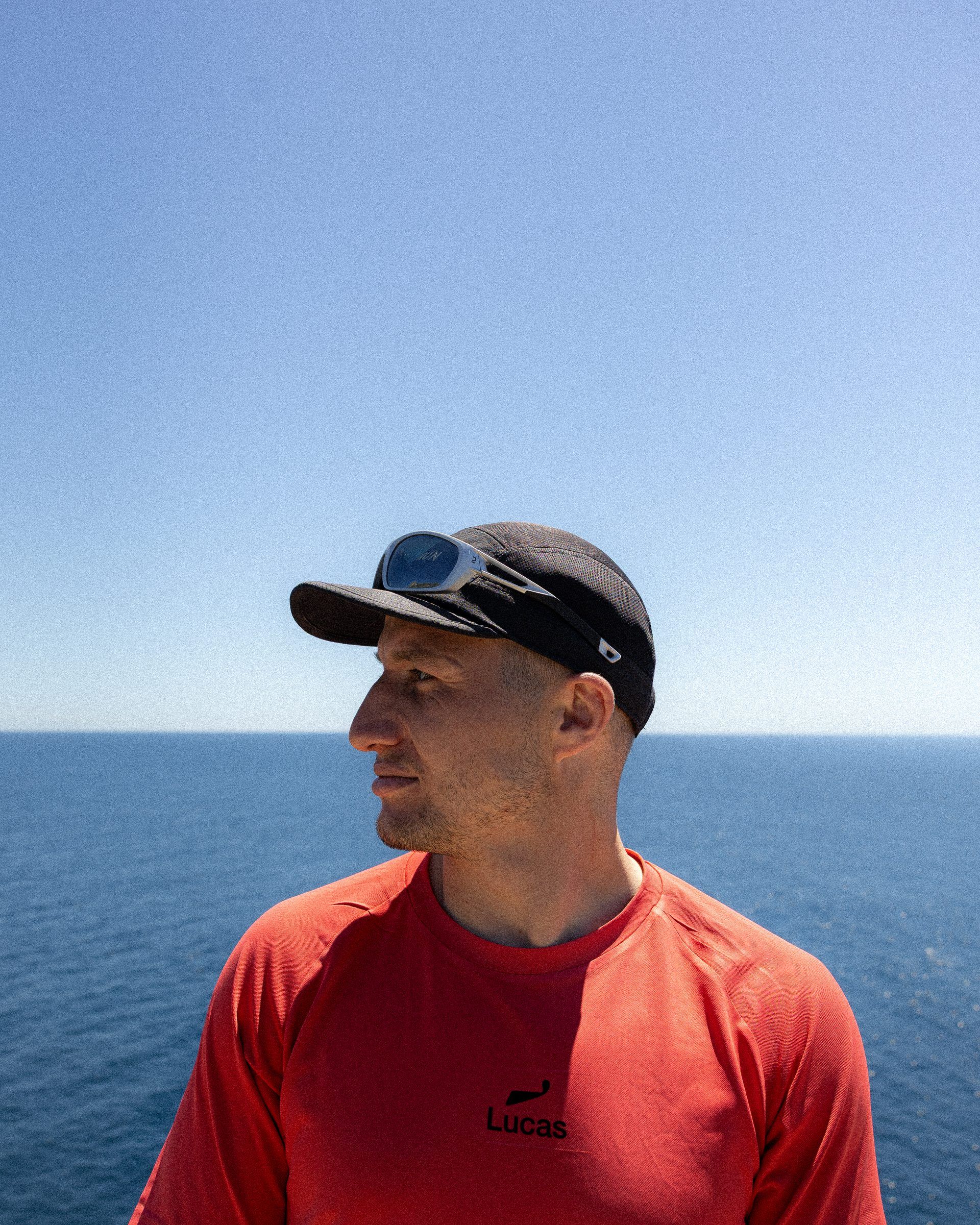 Portrait face à la mer, casquette et lunettes.
