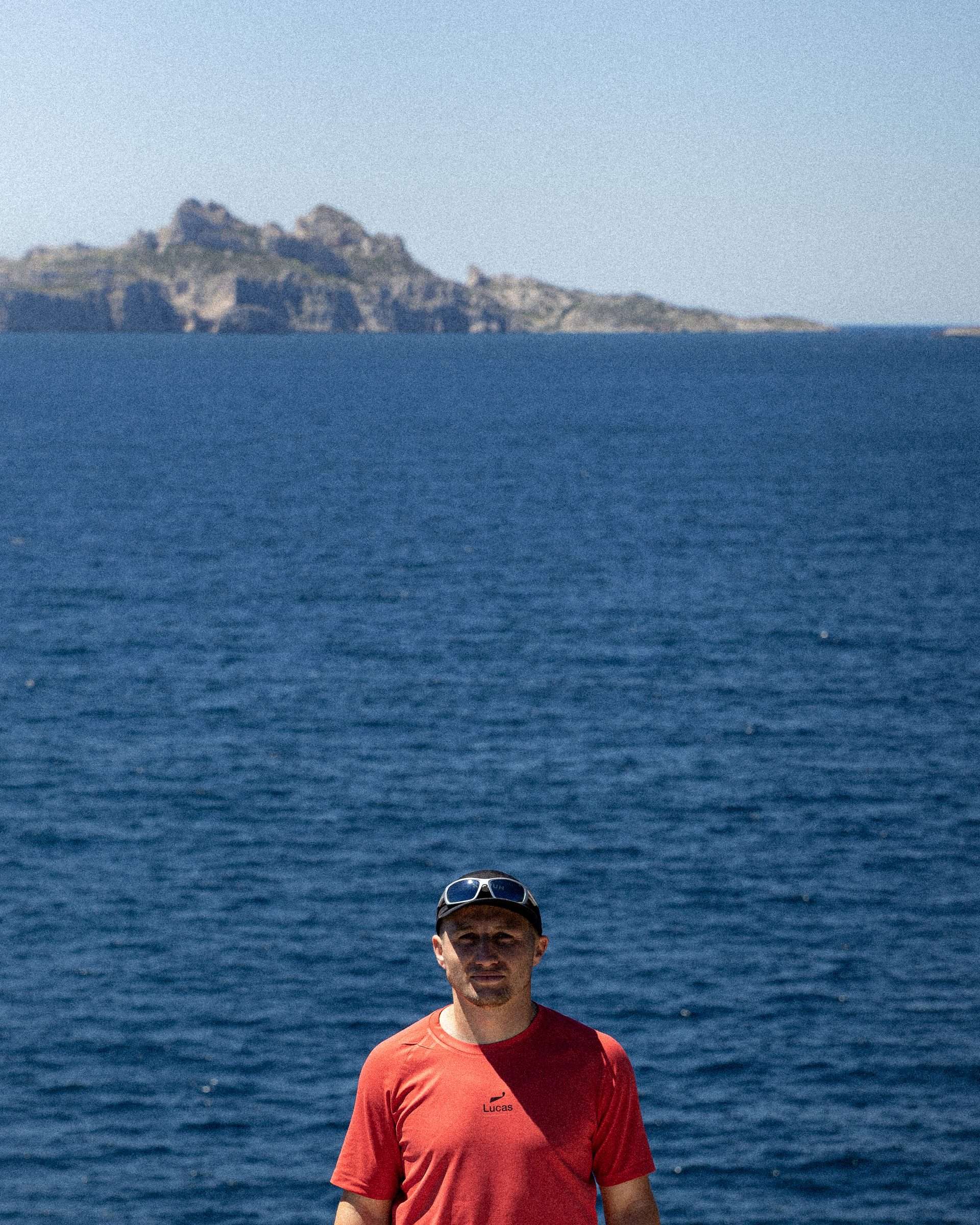 Lucas Pelegrin, cofondateur, face à la mer pendant la rando dans les Calanques du 17 mai 2026.